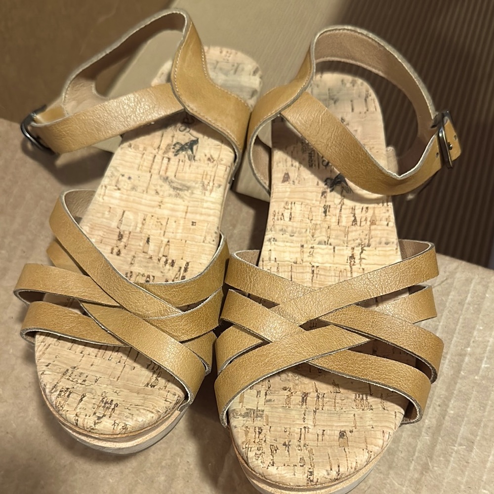 Women's vegan leather Tan Sandals